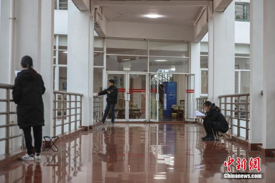 資料圖：幾位考研學(xué)生在南昌大學(xué)教學(xué)樓的天橋上復(fù)習(xí)備考。劉力鑫 攝