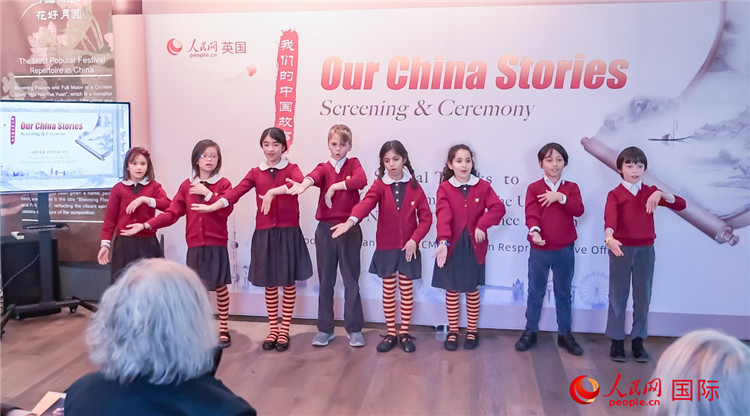 肯辛頓韋德預(yù)備學(xué)校小學(xué)生表演。人民網(wǎng) 郭錦標(biāo)攝