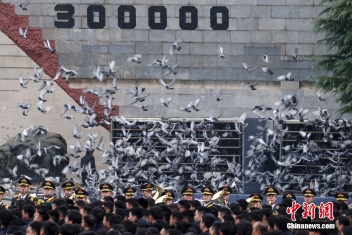 12月13日是第十個(gè)南京大屠殺死難者國(guó)家公祭日。當(dāng)天上午，南京大屠殺死難者國(guó)家公祭儀式在侵華日軍南京大屠殺遇難同胞紀(jì)念館舉行。圖為國(guó)家公祭儀式現(xiàn)場(chǎng)。<a target='_blank' href='/'><p  align=