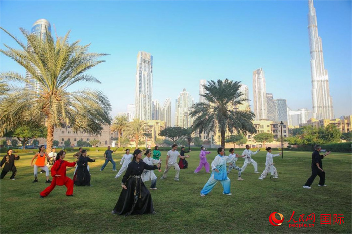 迪拜民眾在練習(xí)太極拳。人民網(wǎng) 塔里克·易卜拉欣攝