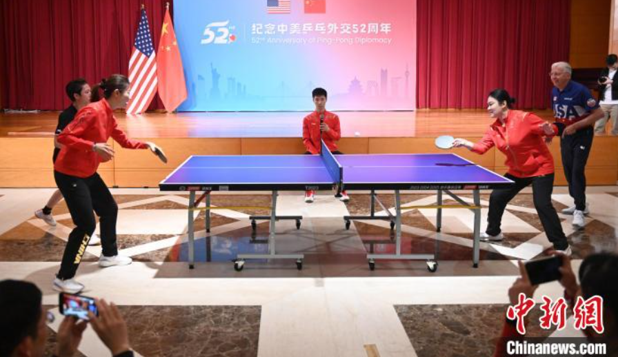 當(dāng)?shù)貢r(shí)間12月13日，中國駐美使館在華盛頓舉辦慶?；顒?dòng)紀(jì)念中美乒乓外交52周年。圖為丁寧、劉偉、戴爾等中美運(yùn)動(dòng)員上演混雙表演賽。中新社記者 陳孟統(tǒng) 攝