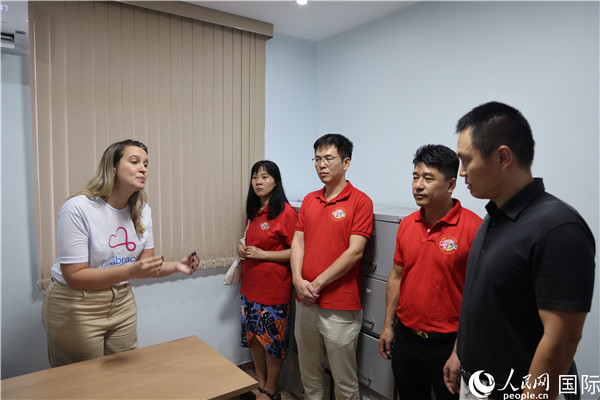 王尉育等人參觀并了解協(xié)會活動場所及設施。人民網(wǎng)記者 時元皓攝