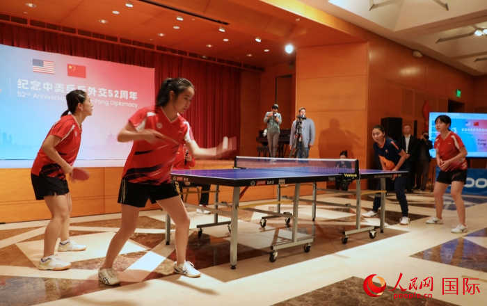 來自北京大學(xué)、美國弗吉尼亞大學(xué)的中美青年乒乓球運(yùn)動(dòng)員進(jìn)行表演賽。人民網(wǎng)記者 李志偉攝