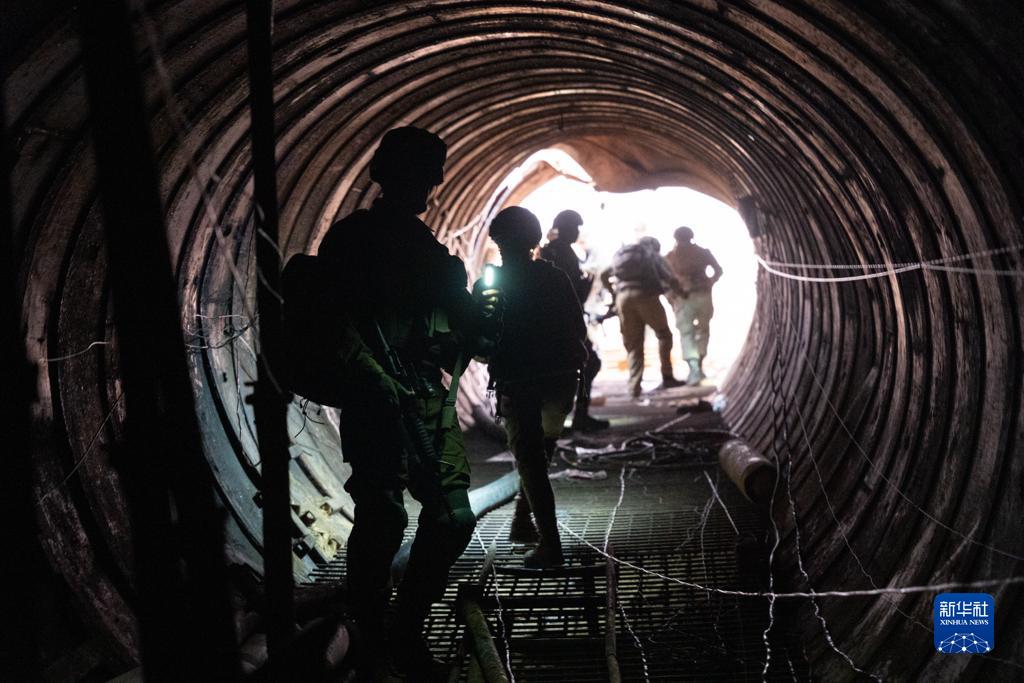 這張以色列國(guó)防軍12月17日發(fā)布的照片顯示，以軍地面部隊(duì)在加沙地帶發(fā)現(xiàn)一處大型地下隧道。新華社發(fā)