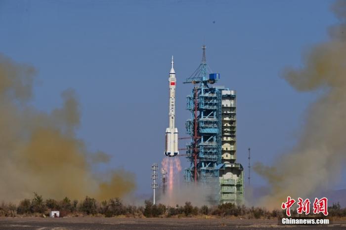 資料圖：北京時(shí)間2023年10月26日11時(shí)14分，搭載神舟十七號(hào)載人飛船的長(zhǎng)征二號(hào)F遙十七運(yùn)載火箭在酒泉衛(wèi)星發(fā)射中心點(diǎn)火發(fā)射。汪江波 攝