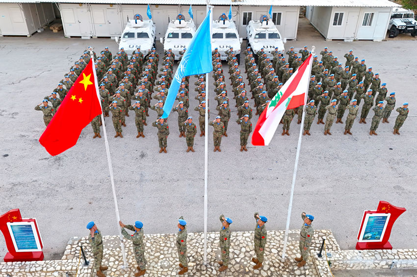 1月1日，中國第22批赴黎巴嫩維和官兵們舉行升旗儀式。胡光明攝