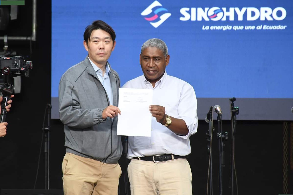 中國電建厄瓜多爾國別代表白納（左）代表中國電建向厄瓜多爾埃爾查科市康復(fù)中心捐贈了一批康復(fù)器材，埃爾查科市市長奧斯卡·德拉克魯斯·卡瓦蒂霍（右）對中國企業(yè)的善舉表示感謝。中國電建厄瓜多爾代表處供圖