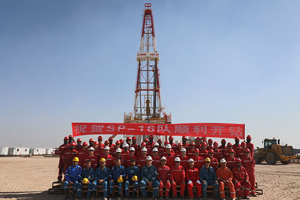 12月25日，中石化國(guó)工科威特分公司SINOPEC-16隊(duì)在科威特北部油區(qū)順利開鉆。中石化供圖