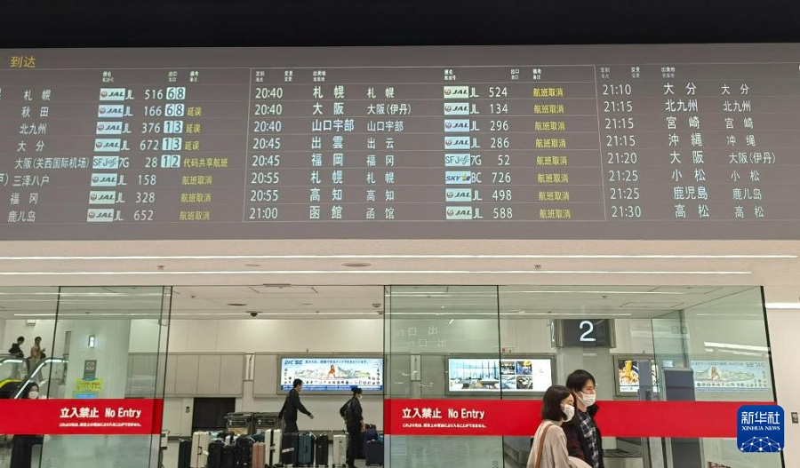 1月2日，在日本東京羽田機(jī)場，受兩機(jī)碰撞起火事故影響，日本國內(nèi)航班大范圍延誤或取消。新華社記者 胡曉格 攝
