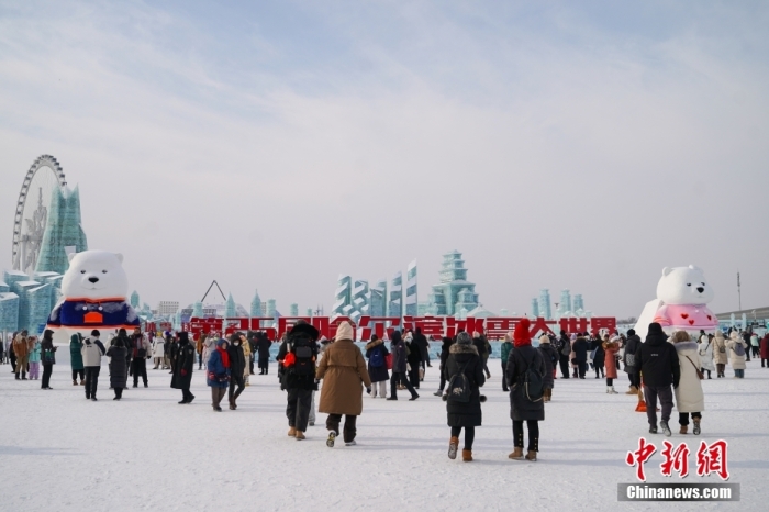 1月4日，第25屆哈爾濱冰雪大世界內(nèi)的冰雕吸引游客觀看。白天的冰雪大世界，游客仿佛置身現(xiàn)實(shí)版“冰雪奇緣”。<a target='_blank' href='/'><p  align=