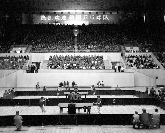圖為1971年4月13日，中華全國體育總會舉行歡迎儀式，歡迎前來中國進(jìn)行訪問的美國乒乓球代表團(tuán)。中美兩國乒乓球運(yùn)動員在北京首都體育館進(jìn)行了友誼比賽。新華社發(fā)