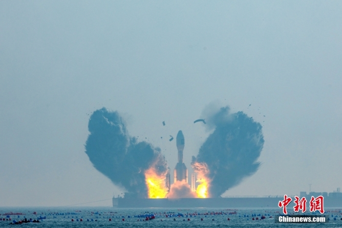 北京時間1月11日13時30分，引力一號遙一運載火箭由太原衛(wèi)星發(fā)射中心在山東海陽附近海域點火升空，將云遙一號18～20星3顆衛(wèi)星送入預(yù)定軌道，飛行試驗任務(wù)獲得圓滿成功。這是引力一號火箭首次飛行，創(chuàng)造全球最大固體運載火箭、中國運力最大民商火箭紀(jì)錄。圖/太原衛(wèi)星發(fā)射中心