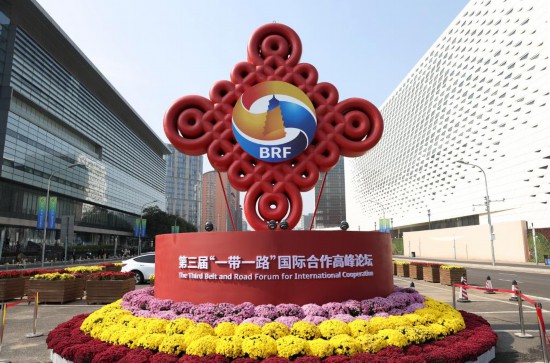 這是2023年10月17日在北京國家會議中心附近拍攝的“一帶一路”國際合作高峰論壇景觀布置。新華社記者 陳斌 攝