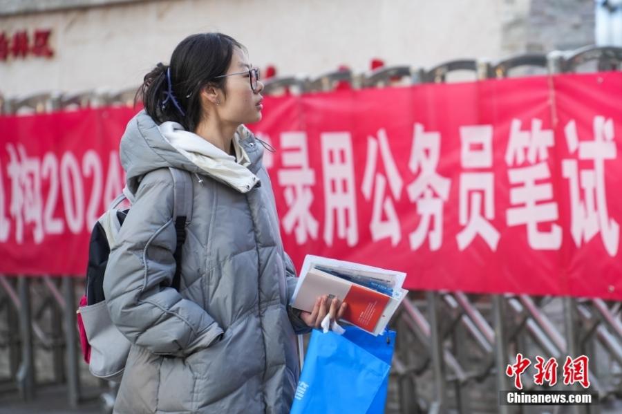 2023年11月26日，山西省太原市，考生步入考場(chǎng)。當(dāng)日，中央機(jī)關(guān)及其直屬機(jī)構(gòu)2024年度考試錄用公務(wù)員公共科目筆試舉行。<a target='_blank' href='/'><p  align=