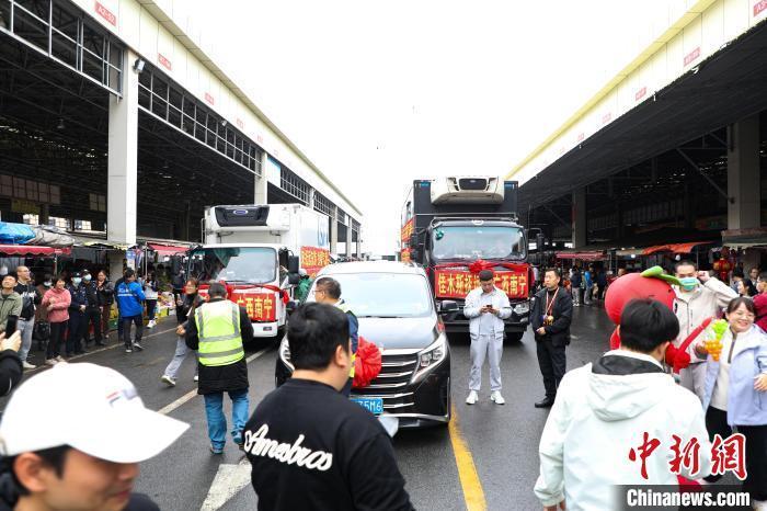 運(yùn)載蔓越莓車隊(duì)前，不少民眾正在圍觀打卡。 王偉臣 攝