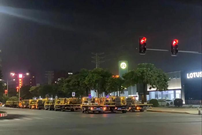 有多輛拖車出現(xiàn)在東莞寮步汽車城門口。視頻截圖