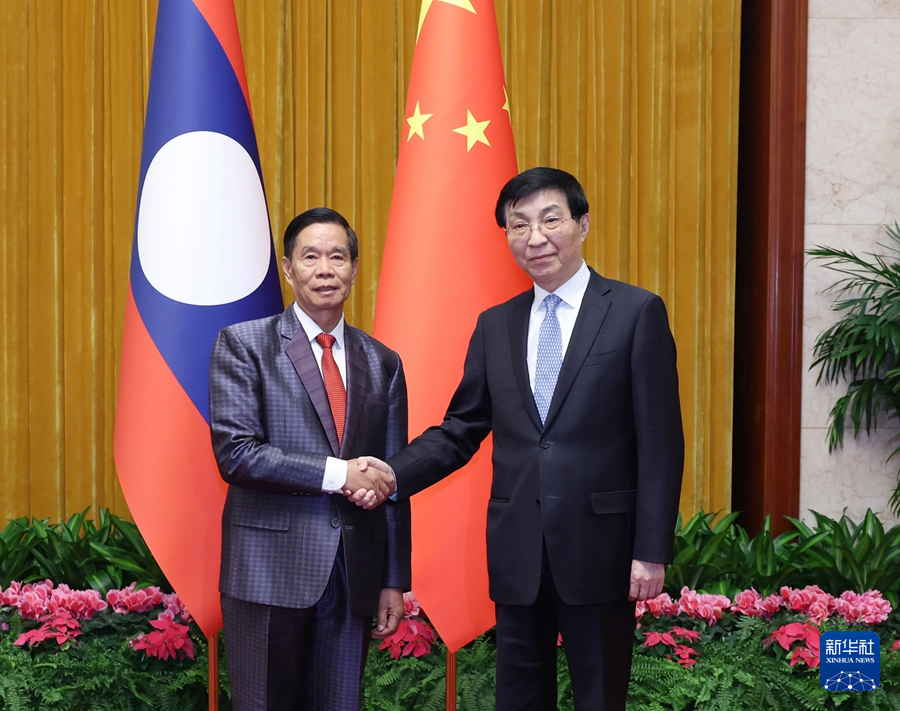 1月22日，中共中央政治局常委、全國(guó)政協(xié)主席王滬寧在北京會(huì)見老撾人民革命黨中央政治局委員、建國(guó)陣線中央委員會(huì)主席辛拉馮。新華社記者 王曄 攝