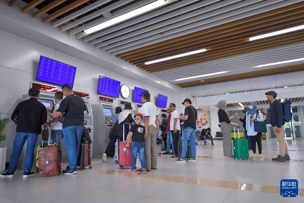 1月24日，在印度尼西亞雅加達哈利姆站，乘客使用自助取票機。新華社記者 徐欽 攝