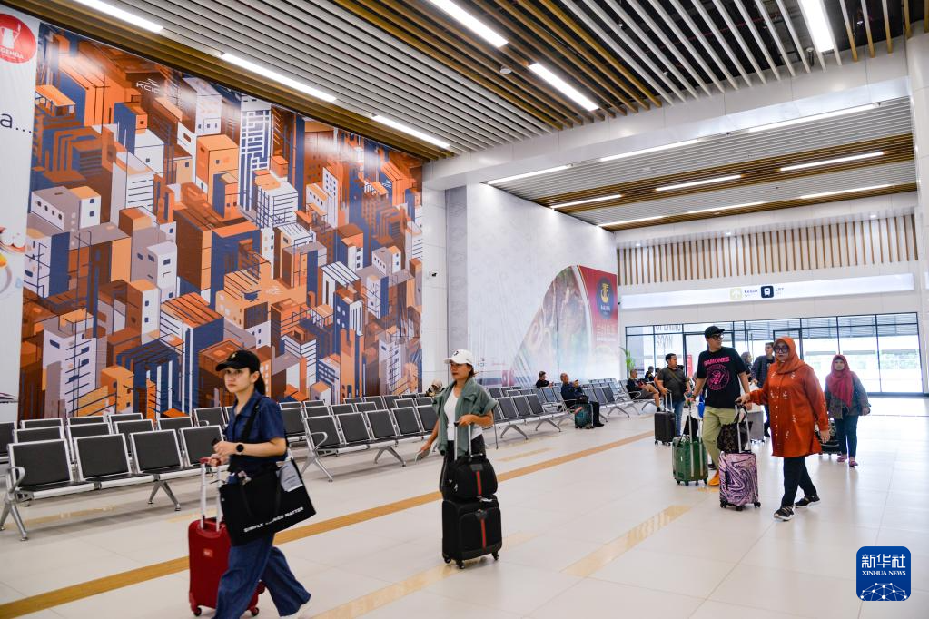 1月24日，在印度尼西亞雅加達哈利姆站，乘客在候車大廳內(nèi)行走。新華社記者 徐欽 攝