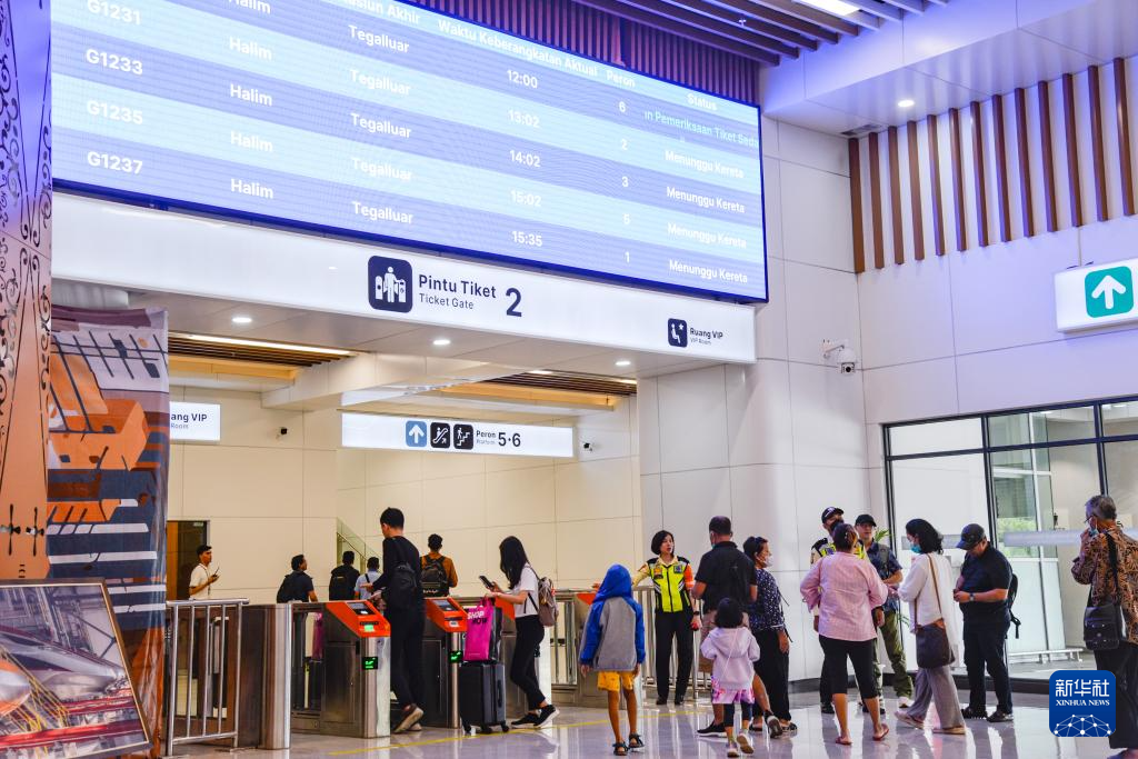1月24日，在印度尼西亞雅加達哈利姆站候車大廳，乘客刷票前往站臺。新華社記者 徐欽 攝