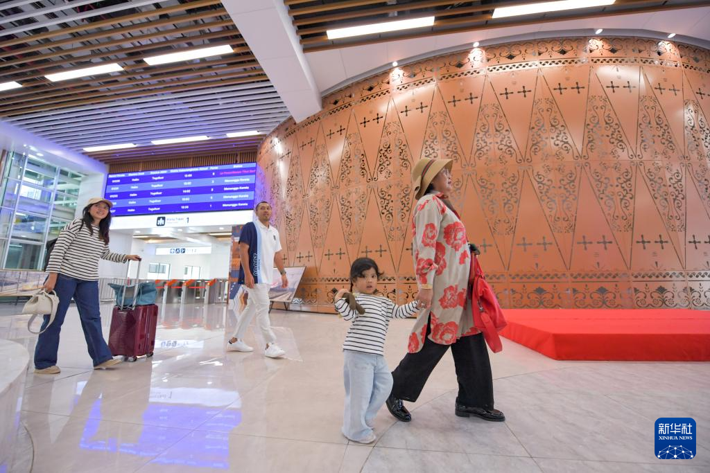 1月24日，在印度尼西亞雅加達哈利姆站，乘客在候車大廳內(nèi)行走。新華社記者 徐欽 攝