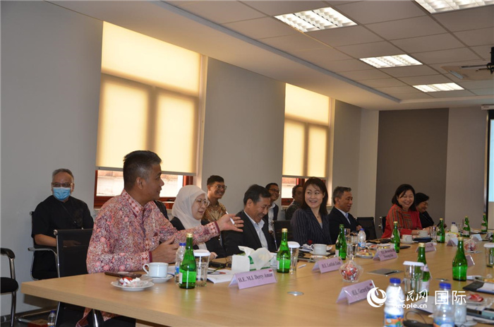 參訪嘉賓與五菱印尼公司負責人交流。人民網(wǎng)記者 李培松攝