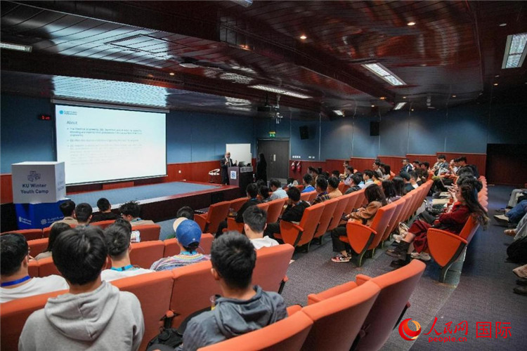 圖為23日，中國學(xué)生在聽取講座。人民網(wǎng)塔里克·易卜拉欣攝