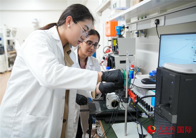 中國學(xué)生（左一）在嘗試操作電解水實(shí)驗(yàn)。人民網(wǎng)塔里克·易卜拉欣攝