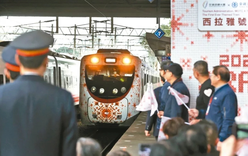 圖為彩繪列車“SIRAYA西拉雅號”。圖片來源：臺灣《聯(lián)合報》侯永全攝