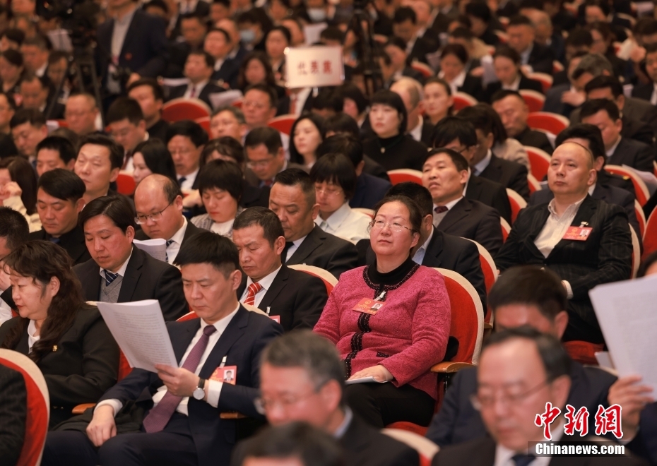 1月23日，安徽省第十四屆人民代表大會(huì)第二次會(huì)議在合肥開(kāi)幕。圖為代表委員認(rèn)真聽(tīng)取政府工作報(bào)告。
