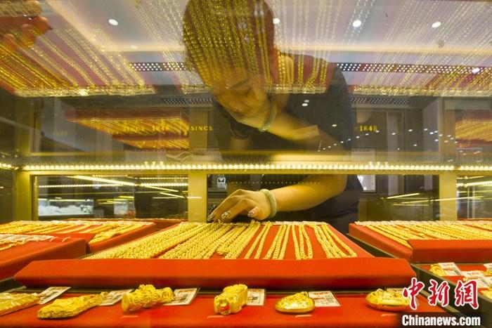 山西省太原市，一商場(chǎng)工作人員整理黃金飾品。