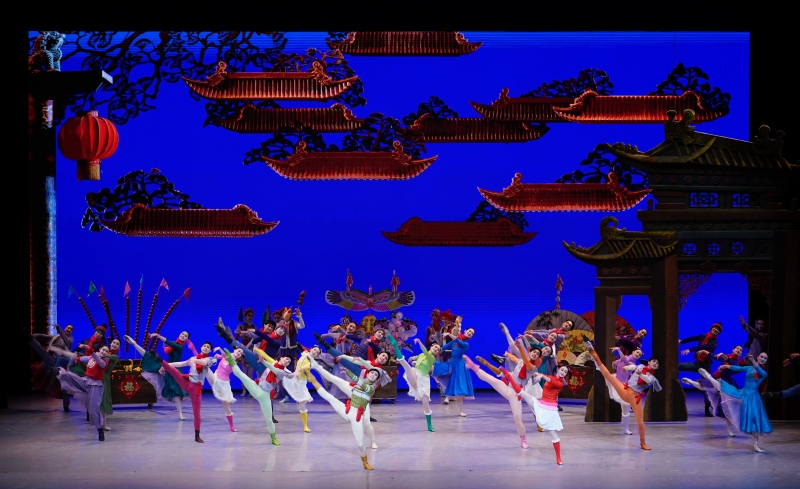 1月26日晚，中央芭蕾舞團(tuán)賀歲芭蕾舞劇《過(guò)年》作為開幕演出，亮相阿布扎比國(guó)際藝術(shù)節(jié)，圖為劇照。中央芭蕾舞團(tuán)供圖