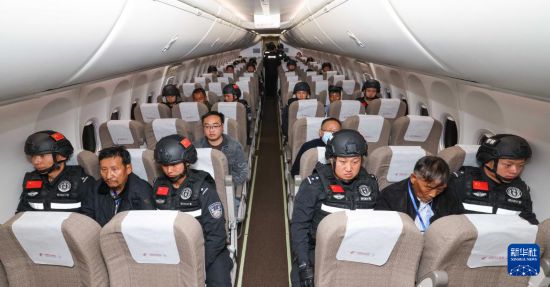 1月30日，白所成、白應蒼、魏懷仁、劉正祥、劉正茂、徐老發(fā)等10名緬北重大犯罪嫌疑人在被押解回國的飛機上。新華社記者 殷剛 攝