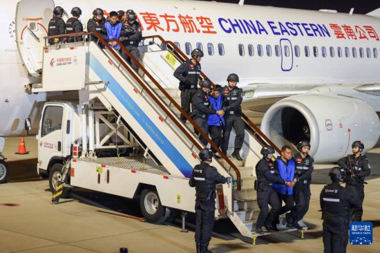 1月30日，在云南昆明長水機場，白所成、白應蒼、魏懷仁、劉正祥、劉正茂、徐老發(fā)等10名緬北重大犯罪嫌疑人被我公安機關成功押解回國。新華社記者 殷剛 攝