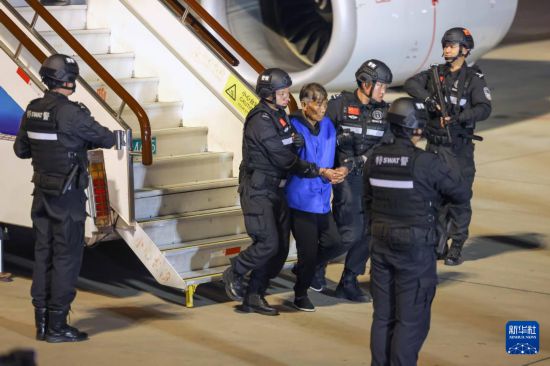 1月30日，在云南昆明長水機場，緬北重大犯罪嫌疑人白所成被我公安機關成功押解回國。新華社記者 殷剛 攝