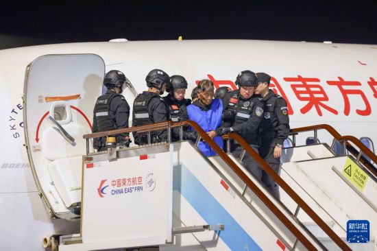 1月30日，在云南昆明長水機場，緬北重大犯罪嫌疑人白所成被我公安機關成功押解回國。新華社記者 殷剛 攝