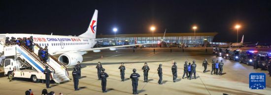 1月30日，在云南昆明長水機場，白所成、白應蒼、魏懷仁、劉正祥、劉正茂、徐老發(fā)等10名緬北重大犯罪嫌疑人被我公安機關成功押解回國。新華社記者 殷剛 攝