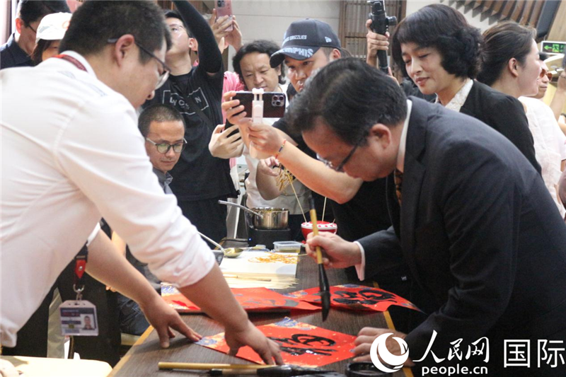 中國駐菲律賓大使黃溪連出席活動并與留菲學(xué)子共迎新春。人民網(wǎng)記者樊帆 攝