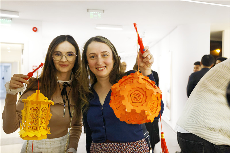 羅馬尼亞觀眾對(duì)泉州花燈愛(ài)不釋手。 布加勒斯特中國(guó)文化中心供圖