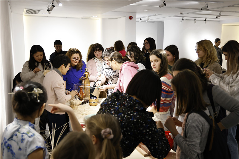 羅馬尼亞觀眾體驗(yàn)安溪竹藤編技藝。 布加勒斯特中國(guó)文化中心供圖