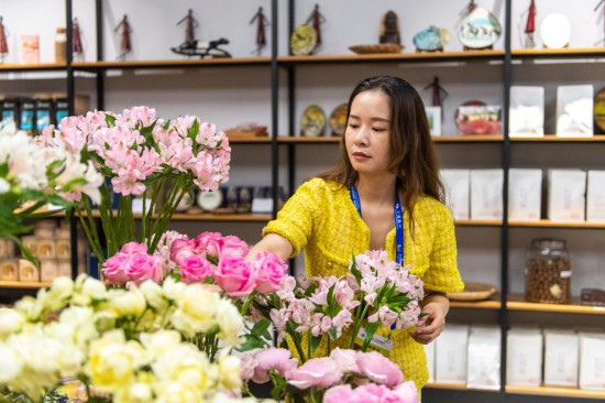 2023年7月1日，在位于湖南省長沙市的湖南高橋大市場，中非經(jīng)貿(mào)博覽會常設(shè)展館展區(qū)肯尼亞館工作人員在整理產(chǎn)自非洲的鮮花。新華社記者 陳思汗 攝
