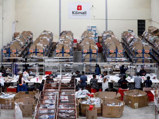 2023年11月11日，在肯尼亞姆洛隆戈，Kilimall員工在倉庫內(nèi)工作。新華社記者 李亞輝 攝