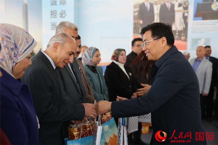 中建埃及分公司董事長常偉才為埃及師生發(fā)放新年禮包。人民網(wǎng)記者 黃培昭攝