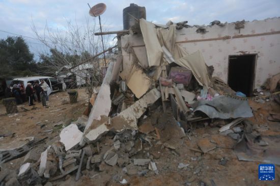 2月5日，在加沙地帶南部城市拉法，人們查看以軍空襲后的建筑廢墟。新華社發(fā)（哈立德·奧馬爾攝）