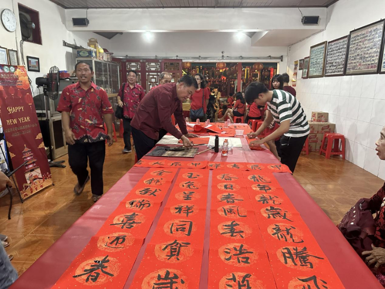茍皓東為華人朋友現(xiàn)場(chǎng)寫(xiě)春聯(lián)送福字。巴陵康孔子學(xué)院供圖