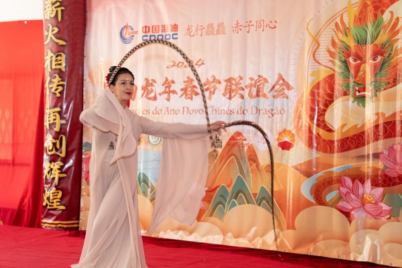 巴西藝術(shù)家表演中國(guó)舞。里約天主教大學(xué)孔子學(xué)院供圖