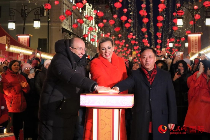 張漢暉、扎哈羅娃、科茲洛夫（從右至左）共同按下活動(dòng)啟動(dòng)按鈕。于子恒攝