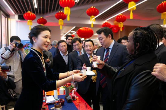 2月2日，人們在位于意大利羅馬的聯(lián)合國糧農(nóng)組織總部體驗中國茶藝。新華社記者李京攝