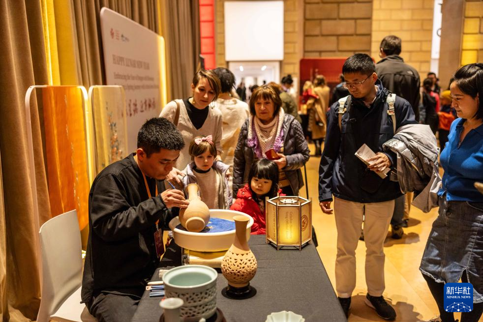 2月11日，參觀者在美國費(fèi)城藝術(shù)博物館舉行的龍年迎新春活動上觀看瓷器制作。新華社發(fā)（周煥新攝）