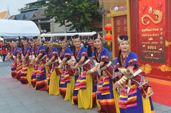 2月10日，演員在泰國(guó)曼谷唐人街舉行的“歡樂(lè)春節(jié)”活動(dòng)上跳舞。當(dāng)日，泰國(guó)“歡樂(lè)春節(jié)”文化活動(dòng)在曼谷唐人街舉辦。（新華社發(fā)，拉亨攝）